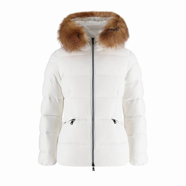 Moncler Boed狐狸毛领收腰女款羽绒服 白色 DDD 采用定制轻防水透气100%聚酯纤维面料。填充Rds认证90%高蓬白鸭绒 充绒量300G左右，蓬松度