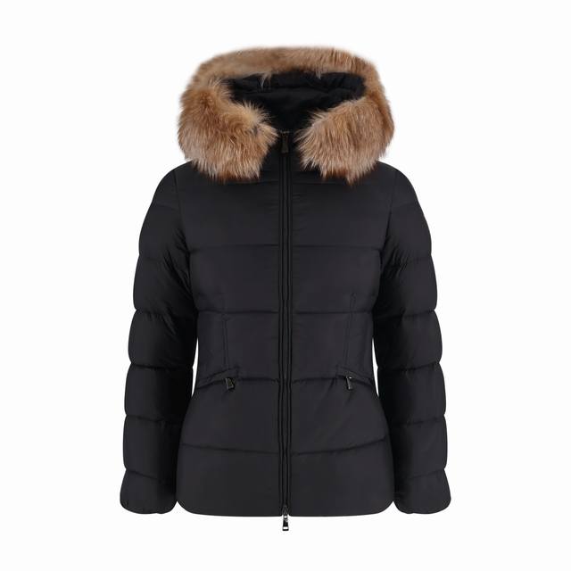 Moncler Boed狐狸毛领收腰女款羽绒服 黑色 DDD 采用定制轻防水透气100%聚酯纤维面料。填充Rds认证90%高蓬白鸭绒 充绒量300G左右，蓬松度