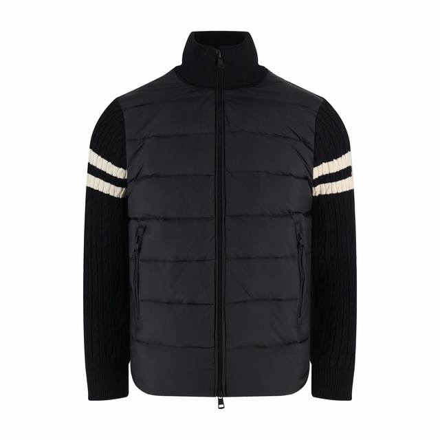 Moncler 毛织拼接羽绒服 黑色 DDD 外层前身面料采用100%锦纶 尼龙 ，以其高密度结构实现卓越防风效果，同时具备极强的耐磨性与抗皱性，日常穿着无惧刮