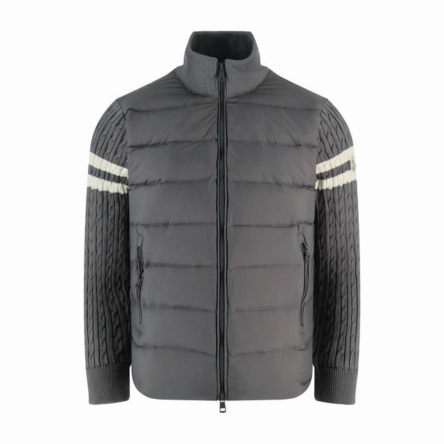 Moncler 蒙口毛织拼接羽绒服 灰色 DDD 外层前身面料采用100%锦纶 尼龙 ，以其高密度结构实现卓越防风效果，同时具备极强的耐磨性与抗皱性，日常穿着无