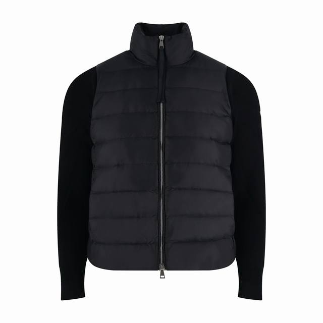 Moncler 毛织拼接女款羽绒服 黑色 DDD 原版7,675购入开发，采用锦纶和涤纶复合面料，通过精密纺织工艺打造出兼具耐磨、防风与轻薄特性的表层，赋予面料