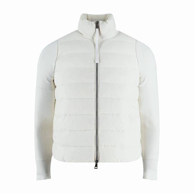 Moncler 毛织拼接女款羽绒服 白色 DDD 原版7,675购入开发，采用锦纶和涤纶复合面料，通过精密纺织工艺打造出兼具耐磨、防风与轻薄特性的表层，赋予面料