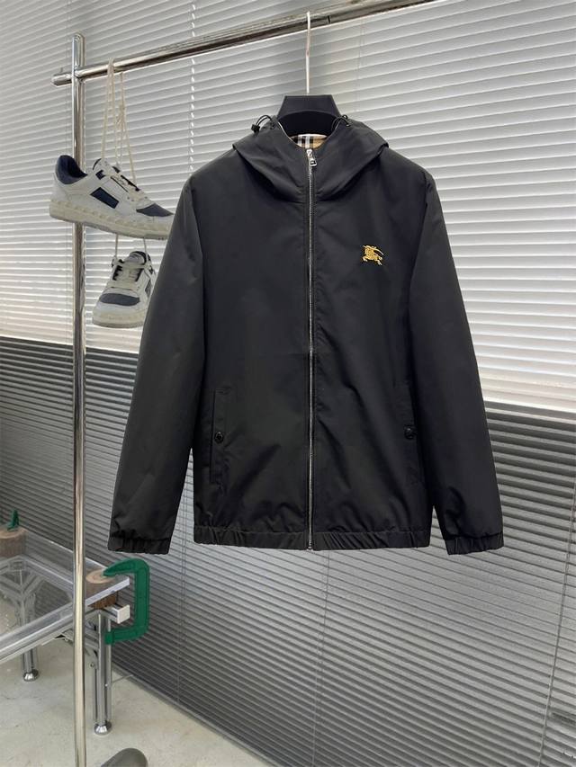 巴宝利 官网同款，三标齐全，提前发售！25Ss秋冬新款男士夹克外套， 原单三标齐全高端版本！专柜定制面料 透气舒适度高，细节无可挑剔，品牌元素设计理念，体现高品