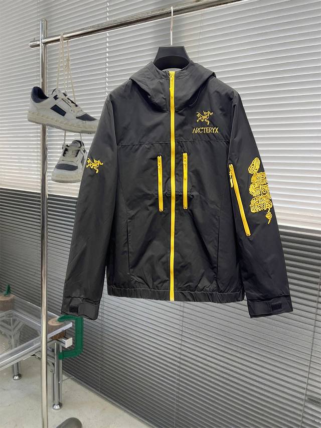 始祖鸟 官网同款，三标齐全，提前发售！25Ss秋冬新款男士夹克外套， 原单三标齐全高端版本！专柜定制面料 透气舒适度高，细节无可挑剔，品牌元素设计理念，体现高品