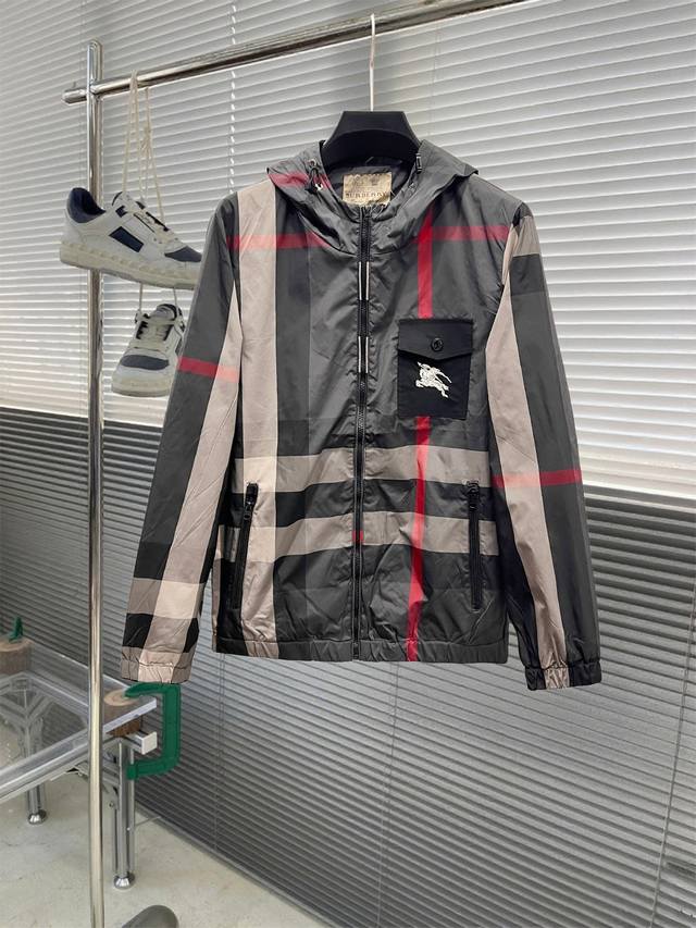 巴宝利 官网同款，三标齐全，提前发售！25Ss秋冬新款男士夹克外套， 原单三标齐全高端版本！专柜定制面料 透气舒适度高，细节无可挑剔，品牌元素设计理念，体现高品