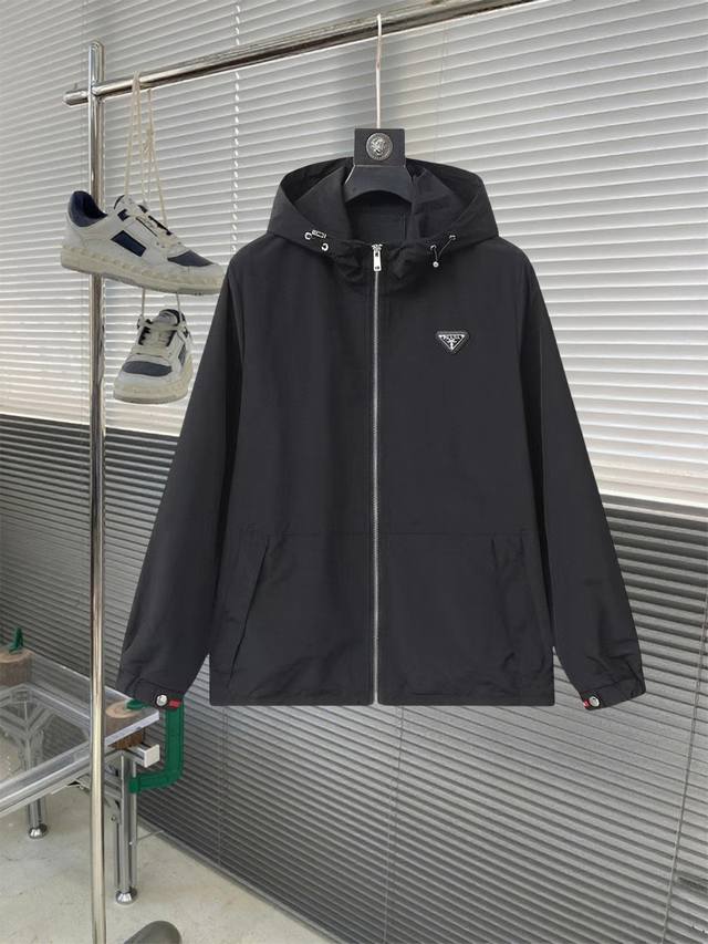 Prada 高品质25Ss秋新款夹克外套，秀场新品品相非常完美，记忆面料舒适保暖，三标齐全，色泽饱满诱人，非常出彩的设计，轻松将时髦感进阶，做工极为考究严谨，走