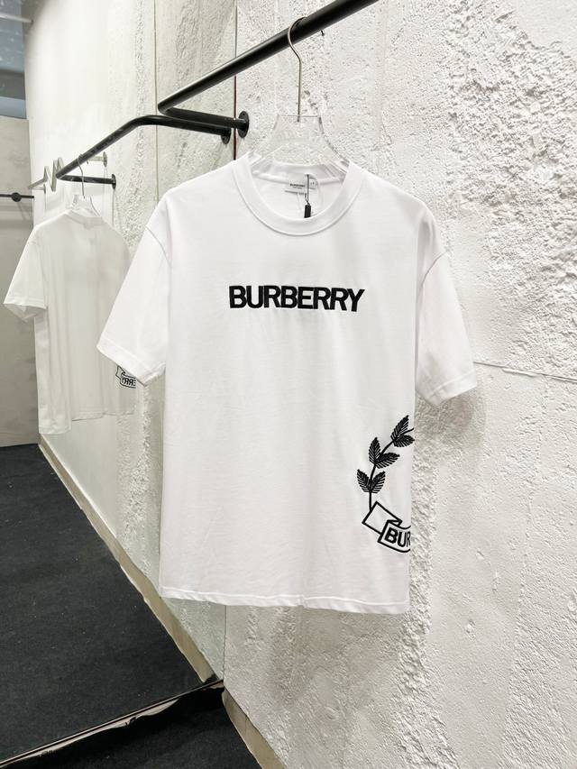 Burberry 巴宝莉 25Ss新款短袖，最高版本重工艺经典刺绣Logo图案，高标准定制，上身非常有型，客供进口高档280克纯棉面料质感非常细腻，细节工艺精湛