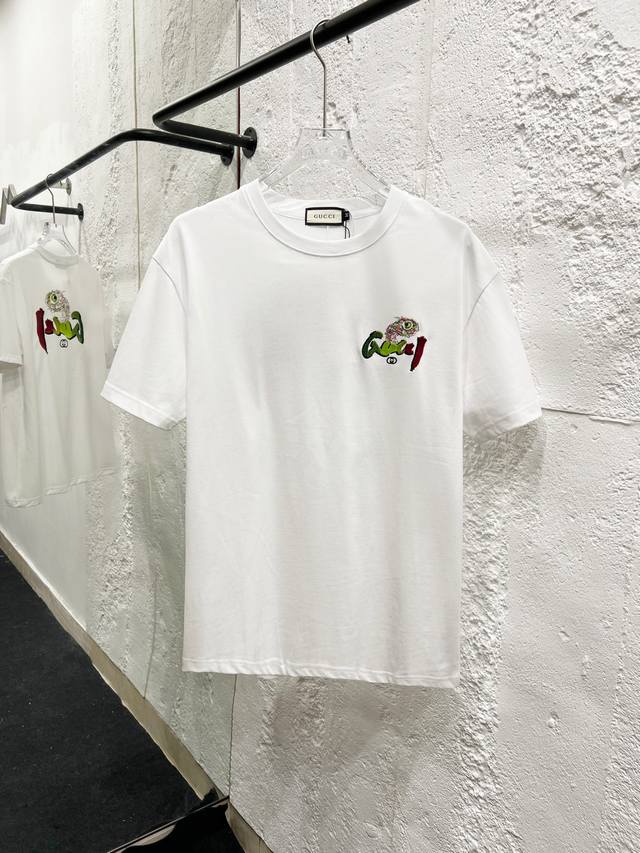 Gucci 古奇25Ss新款短袖，最高版本重工艺经典刺绣Logo图案，高标准定制，上身非常有型，客供进口高档280克纯棉面料质感非常细腻，细节工艺精湛考究，塑造