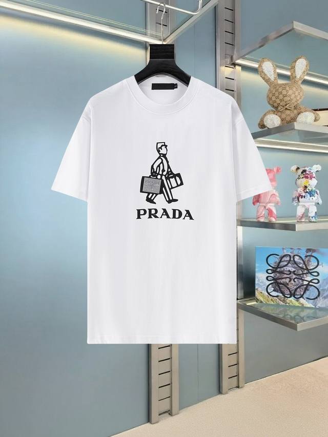 Prad*普拉达25Ss新款短袖，最高版本重工艺印花经典Logo图案，高标准定制，上身非常有型，客供进口高档280克纯棉面料质感非常细腻，细节工艺精湛考究，塑造