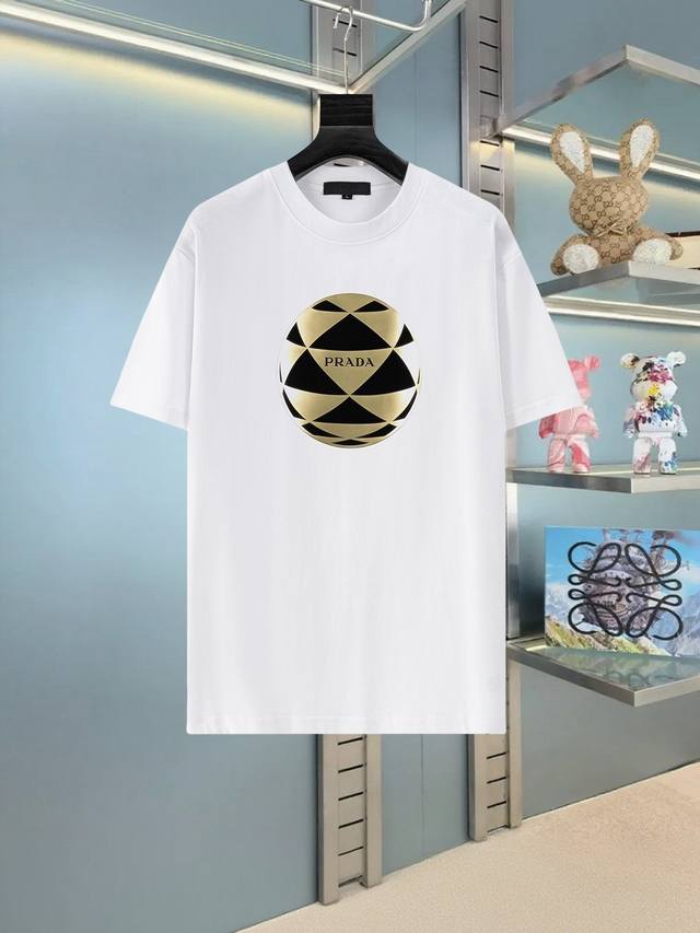 Prad*普拉达25Ss新款短袖，最高版本泡沫印花经典Logo图案，高标准定制，上身非常有型，客供进口高档280克纯棉面料质感非常细腻，细节工艺精湛考究，塑造性