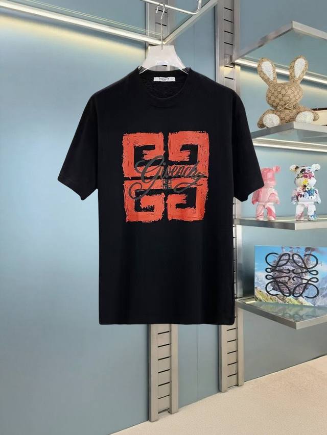 Givenchy 纪梵希、25Ss高版本胸贴印花Logo圆领短袖T恤。面料采用定制280G支双股精棉平纹高密无尘全棉布料，Os版型宽松慵懒百搭，轻奢大气，众多明