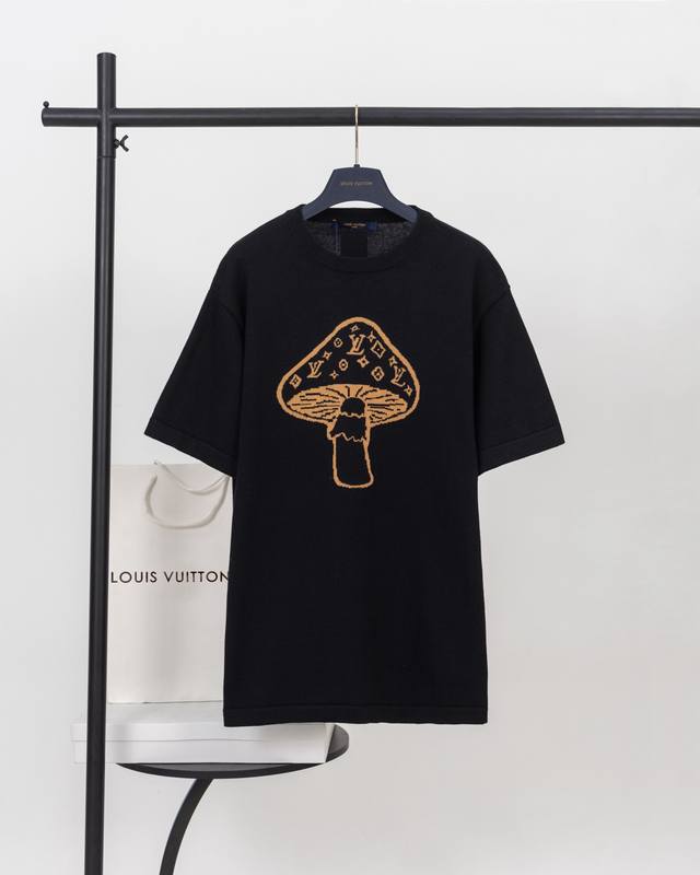 顶级版本.官网品质 DDD Louis Vuitton*路易威登 DDD Lv 蘑菇短袖嵌花圆领衫针织短袖T恤 DDD 这款利落的T恤采用细腻针织棉料制成，休闲