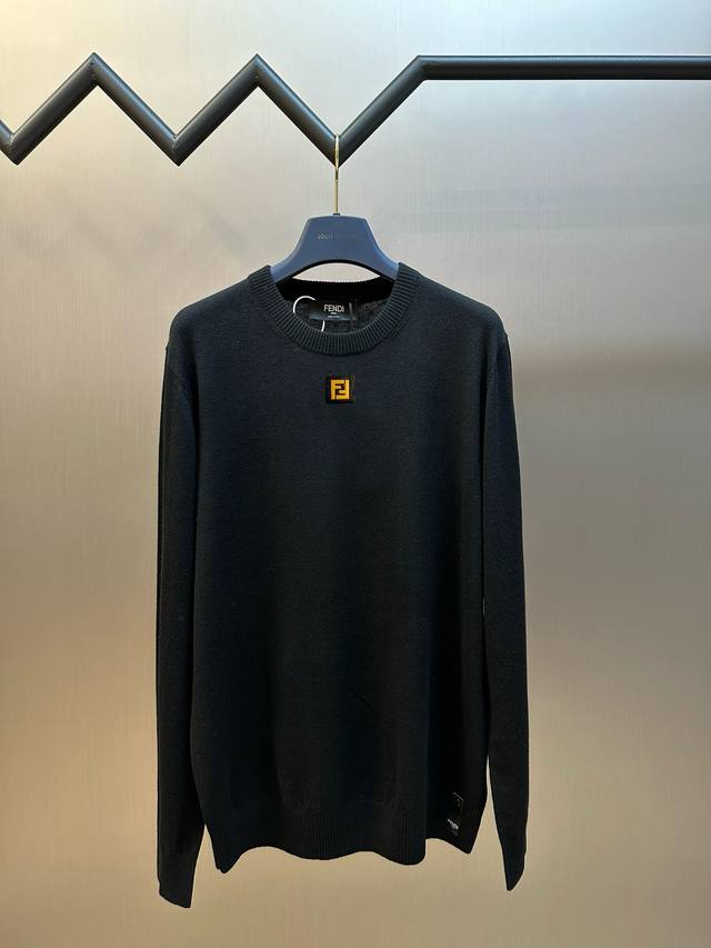 芬迪独家最新款男士休闲套头针织毛衣～高级定制 都市风十足 经典简约大气圆领打底针织毛衣。 进口面料， 柔软细腻 ，穿着亲肤舒适，男人的衣柜都少不了基础打底 ，随