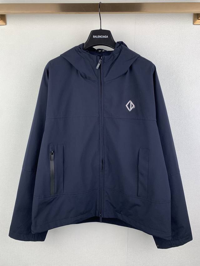 Dior25Ss新款蓝色科技面料Cd Diamond 反光连帽夹克，这款连帽夹克是二零二五秋季男装系列新品，重新诠释经典运动服饰的设计。采用蓝色科技面料精心制作