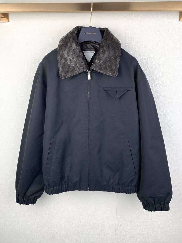 Bv葆蝶家 Ss25 Intrecciato编织小羊皮领棉质拉链夹克外套 DDD 工艺：渠道订购到原厂面料 藏青面料为52%棉48%锦纶 内里格纹面料应用100