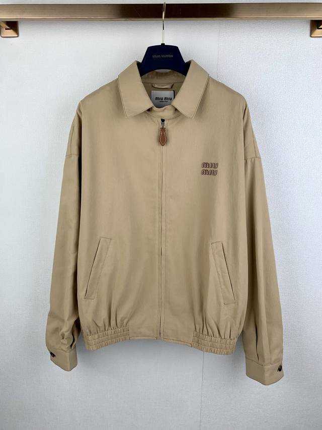 Miu Miu纯色翻领拉链徽标长袖外套 DDD 正品24900购入开发. DDD 定染高密度精梳棉斜纹梭织布 DDD 人丝里布 DDD 面料酵洗 DDD 进口刺