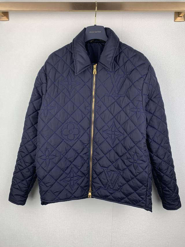 Louis Vuitton 绗缝翻领棉服夹克 DDD 面料：100%锦纶 DDD 内衬：100%棉 DDD 填充：84%聚酯纤维、16%锦纶 DDD 本款连帽束
