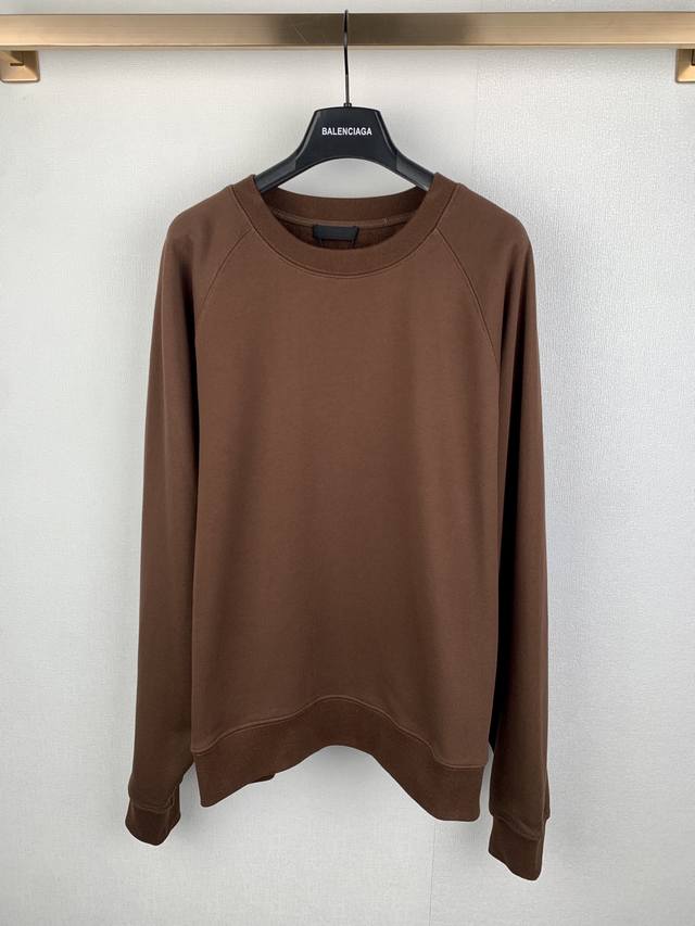 普拉达Prada 毛织标圆领卫衣 DDD 面料：26S双纱+10S反向毛圈底纱 380G DDD 罗纹：21S双纱罗纹 470G DDD 26S双纱指的是面料，