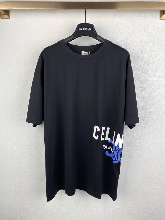 Celine 凯旋标平纹针织T恤 DDD 面料：50S双股平纹 165G DDD 螺纹：32S 2×2拉架 300G DDD 50S双股丝光棉面料通过精细的纱线