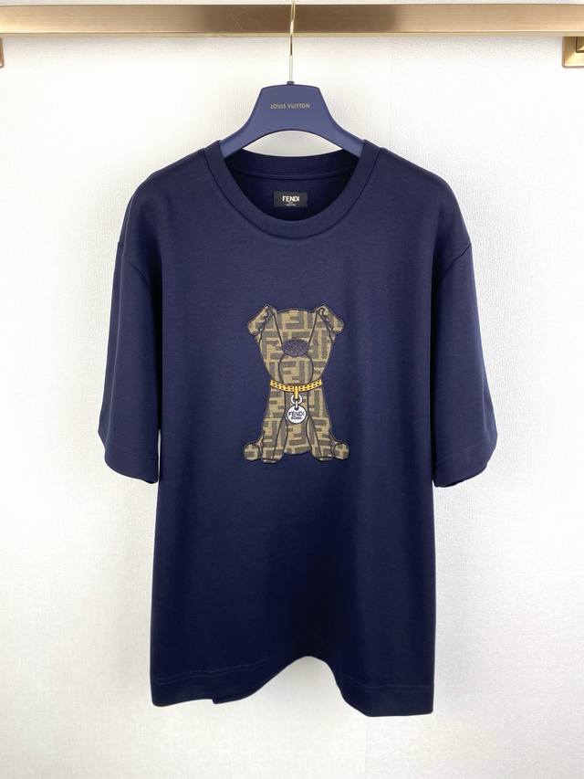 Fendi芬迪 贴布图案棉质T恤 DDD 面料：32支单纱双面布 280G DDD 采用32支棉涤混纺双面布，重磅克重成就其立挺骨感与卓越抗皱性。75%棉质保障