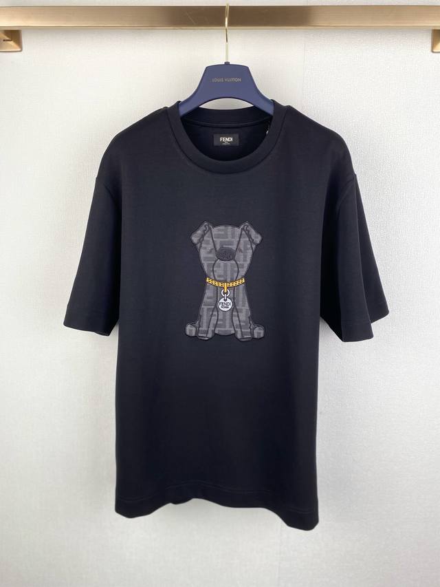 Fendi芬迪 贴布图案棉质T恤 DDD 面料：32支单纱双面布 280G DDD 采用32支棉涤混纺双面布，重磅克重成就其立挺骨感与卓越抗皱性。75%棉质保障
