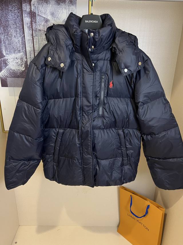 Size:S M L Xl Xxl 男女同款 DDD 拉夫劳伦新款小马刺绣羽绒服.两色全码出货啦.原版得物3900购入.面料采用聚酯纤维材质.内里采用进口尼龙材