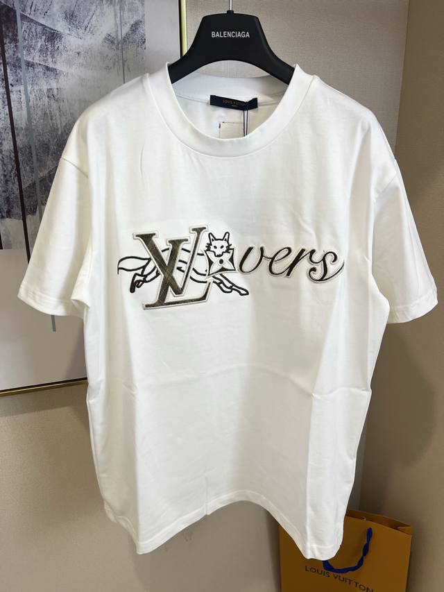 Size S M L Xl 男女同款 DDD 1V路易家2026Fw早春这款棉质短袖T恤从英国汲取灵感，呈现了俏皮的 1V Lovers 标识和一只叼着 Mon