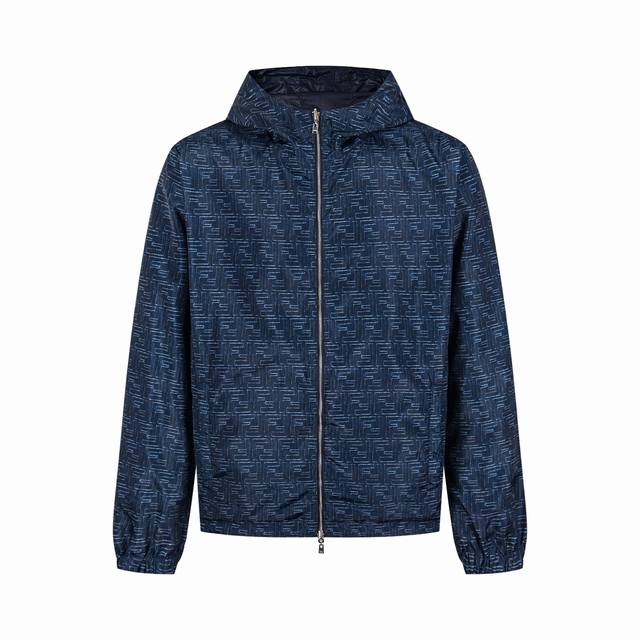 芬迪Fendi Ff双面穿连帽夹克 DDD 定制智感塑型锦纶风衣料 质感卓越 舒适贴肤 以深邃的藏蓝来底色 一衣两境 双面魅力 一面饰以全幅Ff图案铺陈 如同品