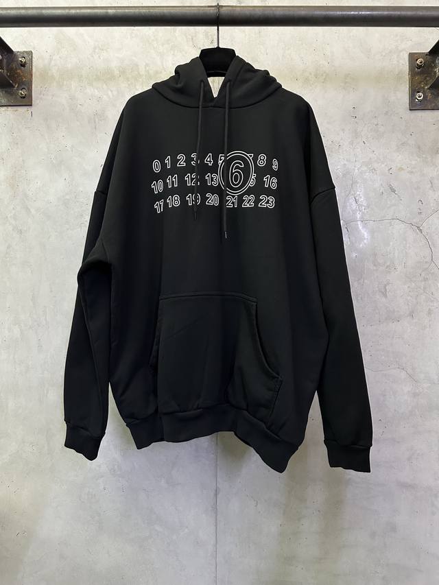 Martin Mariela 马吉拉 Mm6 25Ss 数字日历连帽卫衣 DDD 面料：480克精梳棉潮牌卫衣料 配套拉架罗纹 进口刺绣 面料酵洗 宽松版型 定