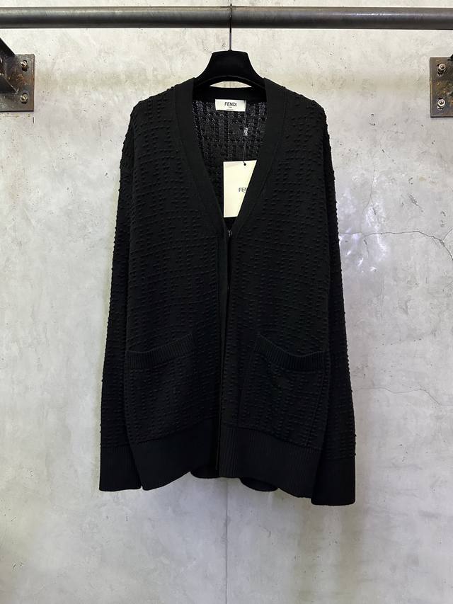 Fendi芬迪 谷波提花V领开衫长袖毛衣 DDD 面料:采用定染32支双股澳羊毛混纺毛料 建议干洗 本产品为毛料织造而成不易机洗 定制五金 螺纹 辅料 对版对位