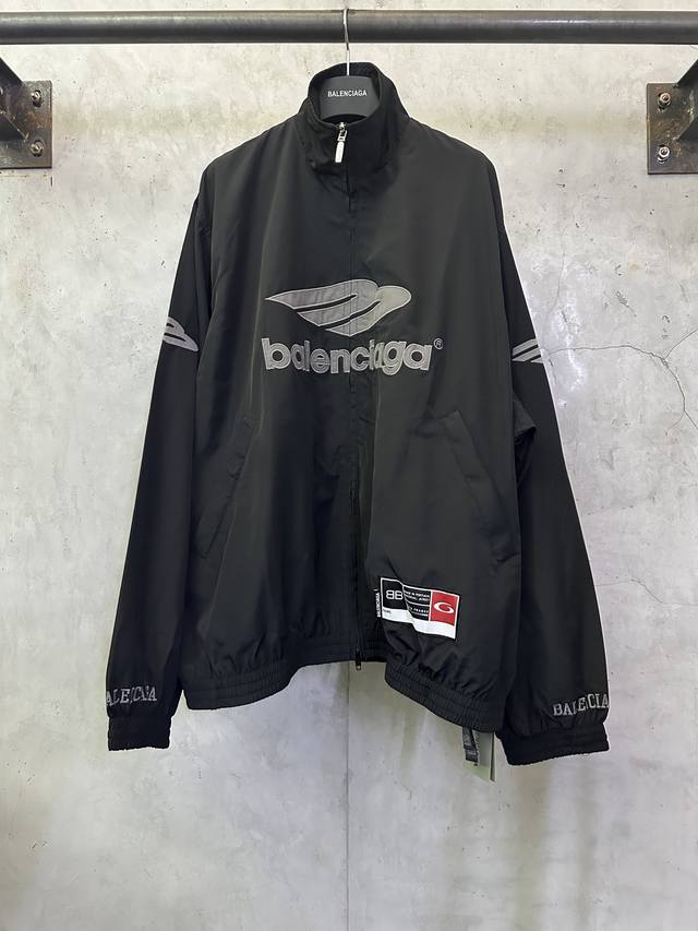 Balenciaga 巴黎世家 Football系列 3M刺绣尼龙休闲冲锋衣外套 DDD 面料：采用尼龙棉质面料 内衬还有一层透气布 DDD 定制五金 螺纹 辅