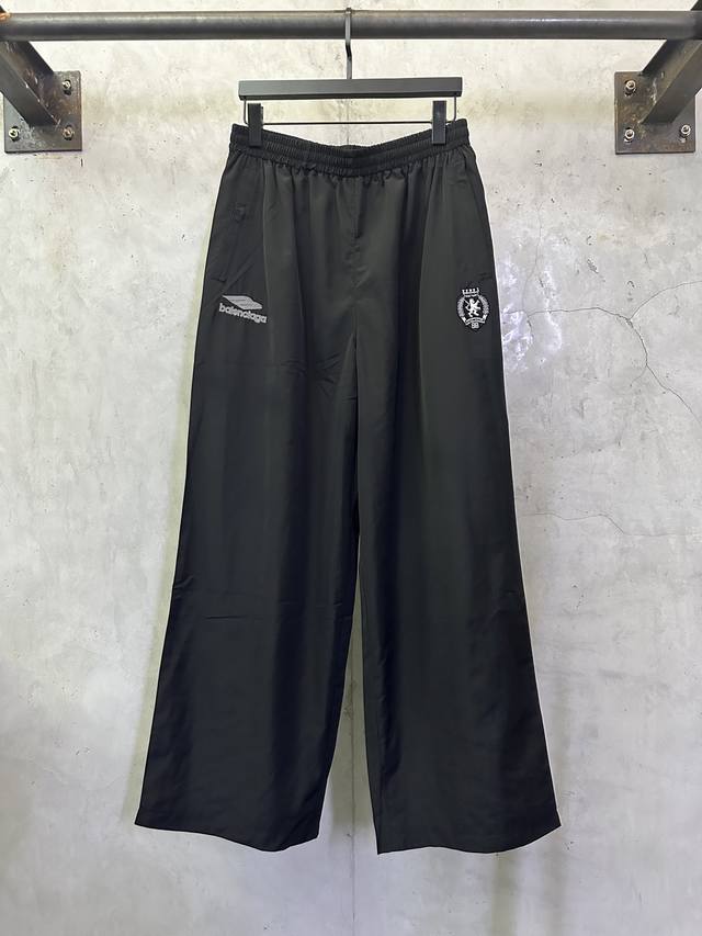 Balenciaga 巴黎世家 Football系列 3M刺绣尼龙休闲运动裤 DDD 面料：采用尼龙棉质面料 内衬还有一层透气布 DDD 定制五金 螺纹 辅料