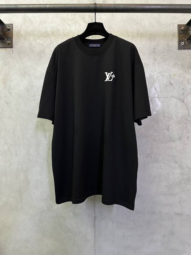 秋冬重磅400G短袖 DDD Louis Vuitton 26Ss Lv Logo发泡印花圆领短袖T恤 DDD 面料：采用高定超重磅全棉双纱紧密新疆棉 克重40