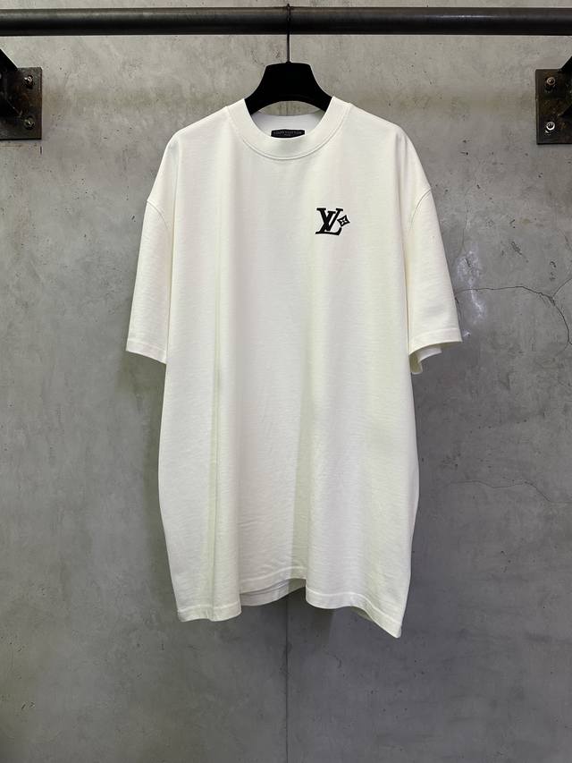 秋冬重磅400G短袖 DDD Louis Vuitton 26Ss Lv Logo发泡印花圆领短袖T恤 DDD 面料：采用高定超重磅全棉双纱紧密新疆棉 克重40