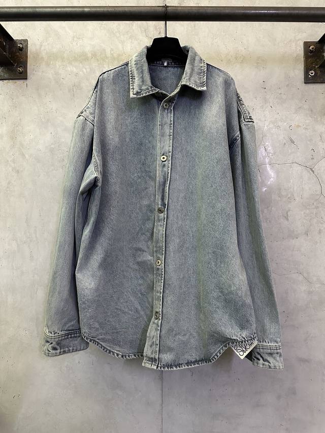 Loewe罗意威 激光烧花Logo牛仔外套 DDD 面料：采用定染赛洛纺12*12牛仔面料 成衣洗褪 激光烧花 定制五金 螺纹 辅料 对版对位 男女同款 DDD