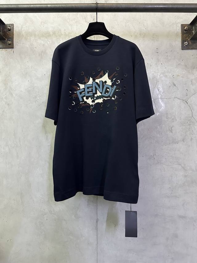 Fendi 芬迪 Ss26刺绣标识套头短袖 DDD 面料：采用260克丝光双面。刺绣采用3D立体刺绣，整件衣服约10万针。定制五金 螺纹 辅料 对版对位 男女同