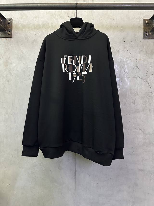 芬迪Fendi Roma 几何学连帽卫衣 DDD 面料：采用玄墨丝光平纹棉 触感柔软 舒适贴肤 身以纯粹至极的黑色铺陈 恰到好处的沉稳 Fendi Roma 1