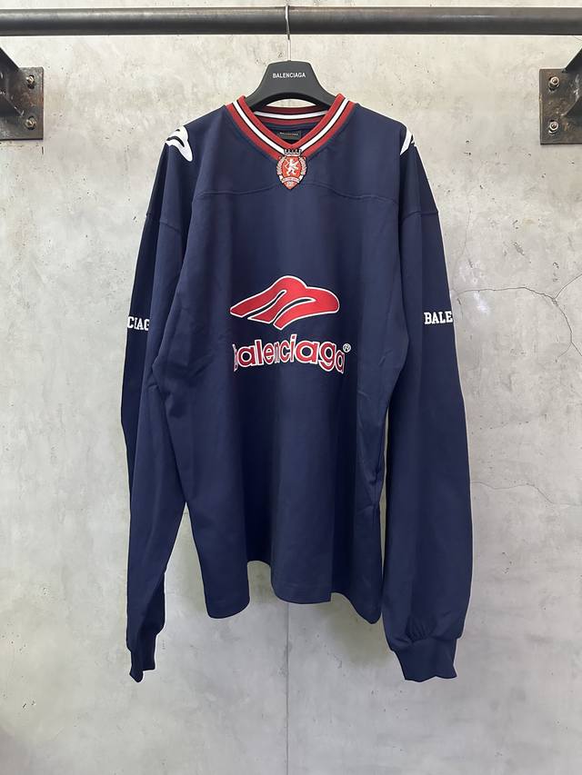Balenciaga 巴黎世家 Fw25 Football系列3M刺绣V领落肩足球衣长袖T恤 DDD 面料采用 克16S 精棉平纹面料 搭配定织十字拉架罗纹 对