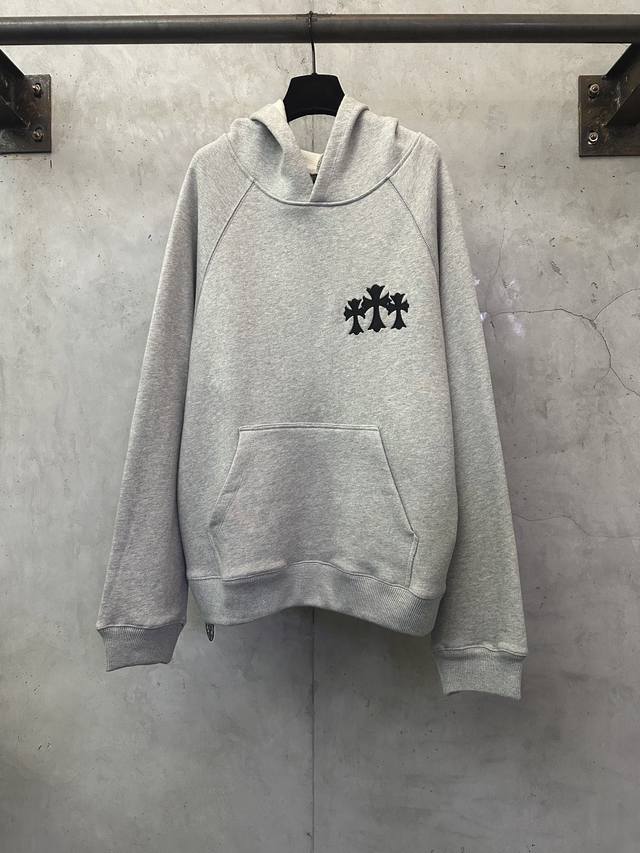 Chrome Hearts克罗心 Ss25 徽标刺绣连帽卫衣 DDD 面料：采用重磅堡垒交织空气棉 质感十足 厚重扎实 以高级烟灰调为基调 凭借胸前那枚克罗心十