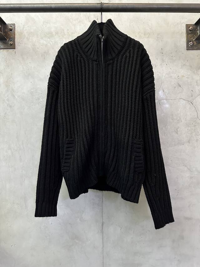 Acne Studios 25Fw 刺绣Logo拉链毛衣外套 DDD 面料：采用粗纺羊毛肌理料 质感十足 厚重扎实 每一寸纤维都蕴含着沉甸甸的暖意 以浓郁的黑色