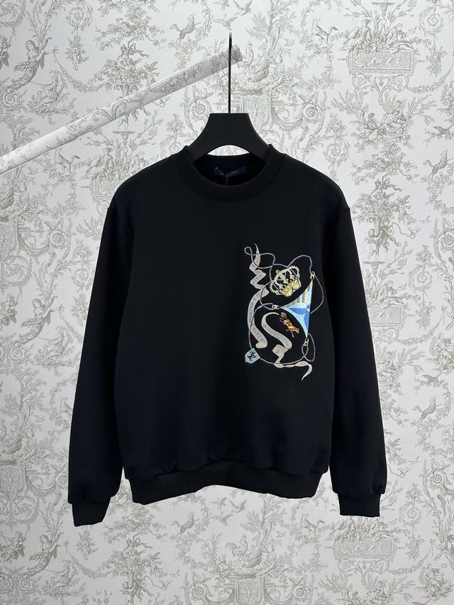 驴家 25Ss新款刺绣长袖针织衫这款经典长袖针织衫，因本季的 Lv 徽章图案而格调升华。其鲜亮色彩与蕴含品牌元素的尊贵符号，以莹亮丝线精美刺绣于胸前。这一设计为