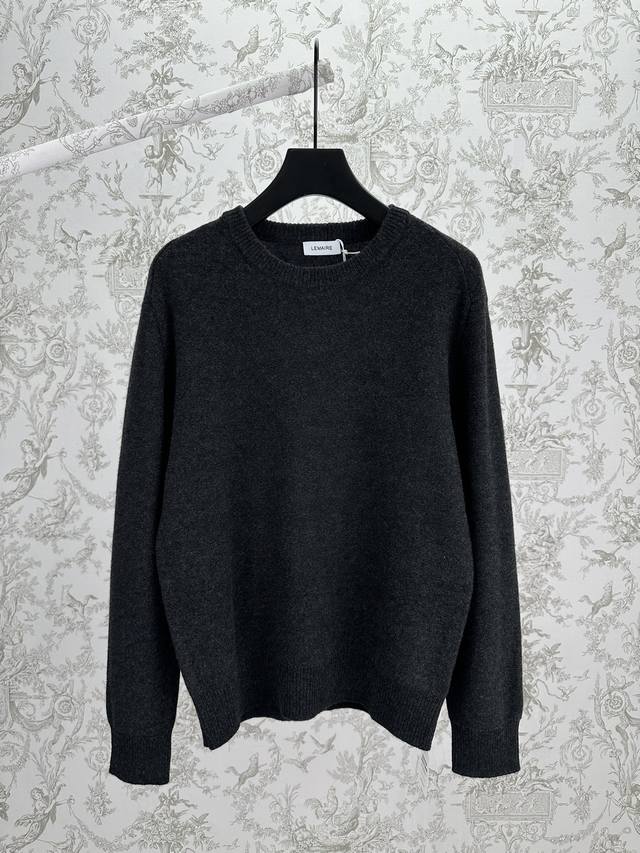 Lemarie 25Ss新款圆领毛衣这件圆领毛衣采用细腻、轻丝线加工制成，带有淡淡光泽，是勒梅尔衣橱的必备品。 DDD 码数：S.M.L.Xl. DDD