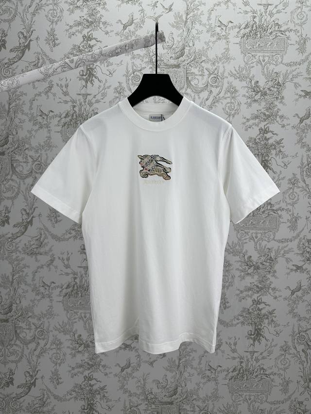 巴宝莉 25Ss新款马术骑士徽标格纹棉质 T 恤衫选用轻盈平织棉面料打造，呈现修身版型。点缀品牌徽标和马术骑士徽标 Ekd 刺绣，采用 Burberry 格纹图