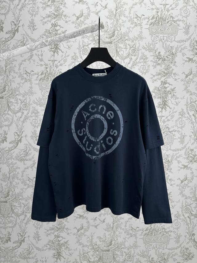 Ac 25Ss 新款 层叠式 Logo T 恤 长袖圆领 T 恤采用层叠式结构，由柔软棉质针织面料制成。正面饰有季节性的牛仔风格铆钉图案印花，并点缀有做旧细节。