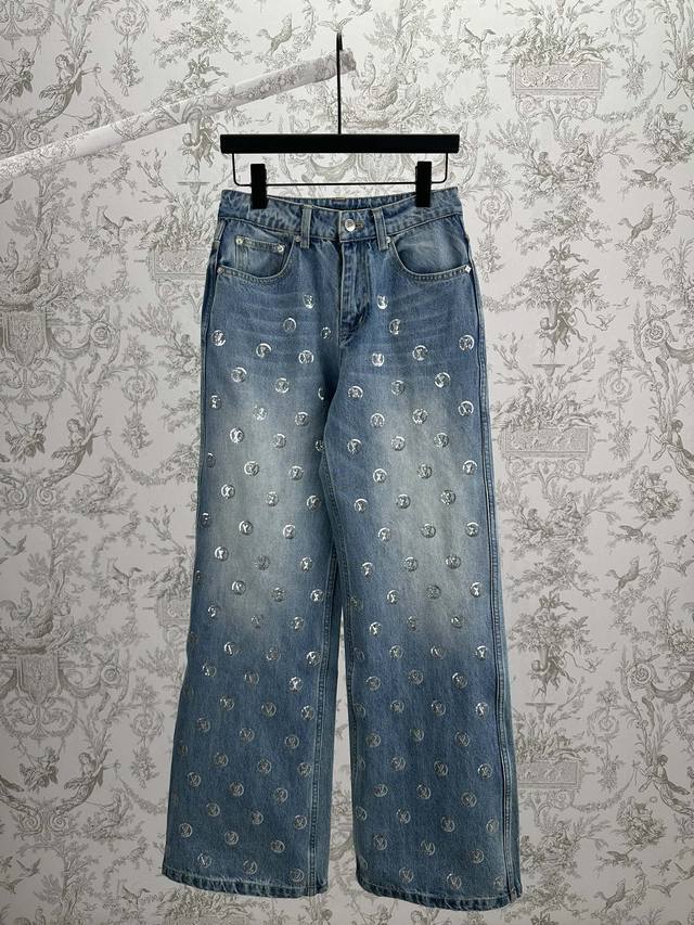 驴家 25Ss新款亮片喇叭牛仔裤本款牛仔裤以潮流当季元素释放妙趣意味。经典牛仔布裁出高腰微喇构型，营造舒适惬意的穿着体验。耀目亮片 Lv Circle 标识全幅