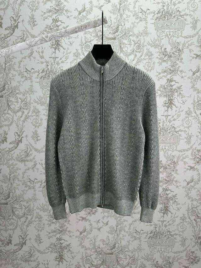 Bc 25Ss新款双线编织开衫多重灵感交织演绎，为这款纯羊绒拉链开衫注入动感而简约的廓形美学。双线编织工艺营造出独特的色彩层次，搭配立体感十足的人字纹结构，丰富