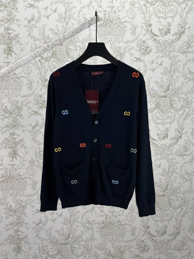 G家 25Ss新款饰嵌花精细山羊绒针织开衫2025早秋系列着重凸显雅致花卉刺绣、品牌压花标识及其他工艺细节。这款针织开衫以海军蓝色精细山羊绒打造，匠心缀饰多色G