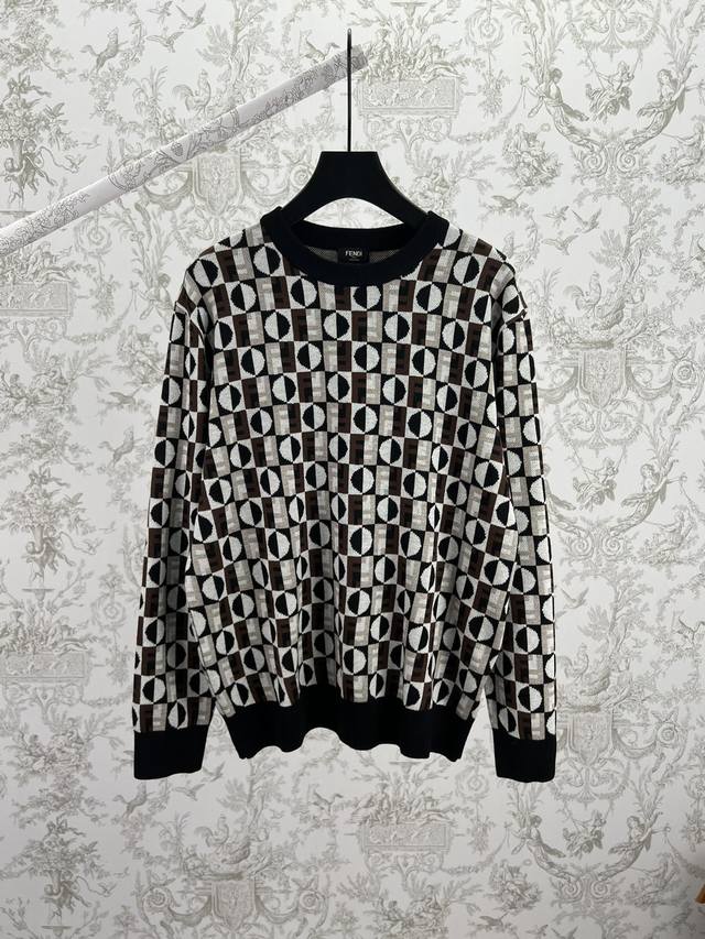 芬迪 25Ss新款套头衫拼色羊毛毛衣标准剪裁圆领套头衫。提花羊毛纱线材质，饰有棕色、白色、黑色三色3D立体效果Fendi Optical几何图案。纯黑色罗纹饰边