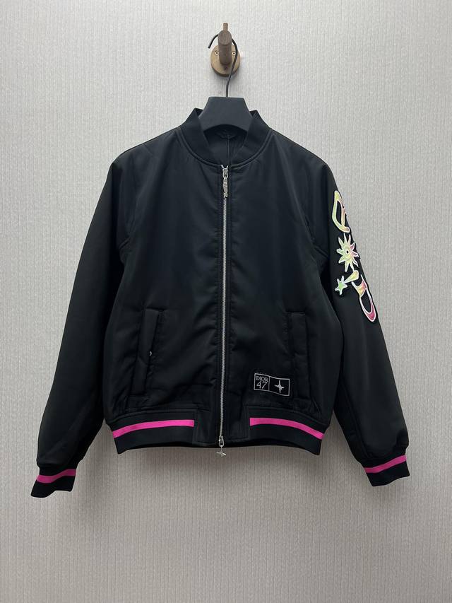 迪奥 25Ss新款Dior And Lewis Hamilton 短夹克 DDD 采用黑色科技面料精心制作，衣袖饰以联名系列标志，以图形风格重新诠释 Dior