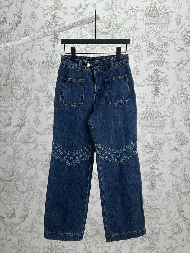 驴家 25Ss新款Monogram 细节原色牛仔裤本款经典直身牛仔裤为原色牛仔布融入撞色明线与清爽褶裥，巧妙延长视觉线条。膝部 V 形嵌饰点缀 Monogram